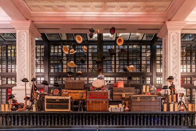 로비로 들어서자마자 마주하게 되는 여행용 트렁크와 모자들. 이 호텔을 디자인한 빌 벤슬리는 모자로부터 호텔의 콘셉트를 정할 영감을 받았다. ⓒ Eunhwan Park