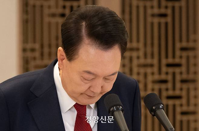 윤석열 대통령이 12일 서울 용산 대통령실청사에서 대국민담화를 하며 인사하고 있다. 대통령실제공