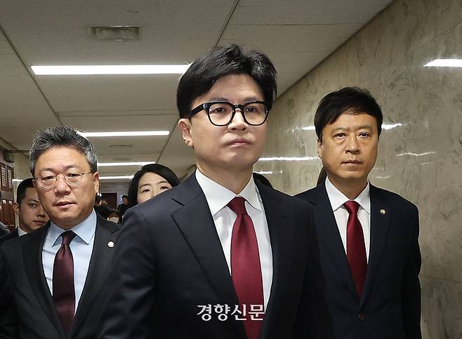 한동훈 국민의힘 대표가 12일 국회에서 윤석열 대통령 탄핵과 관련한 긴급 기자회견을 위해 회견장으로 들어서고 있다. 성동훈 기자