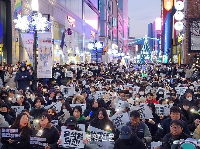윤석열 대통령에 대한 탄핵 표결이 진행된 지난 7일 오후 대구 중구 동성로 일대에서 열린 ‘윤석열 퇴진 대구시국회의’ 참석자들이 구호를 외치고 있다. 김현수 기자