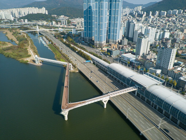 부산도시철도 3호선 구포역과 화명생태공원을 잇는 보행교 ‘감동나룻길 리버워크’ 모습.  부산 북구 제공