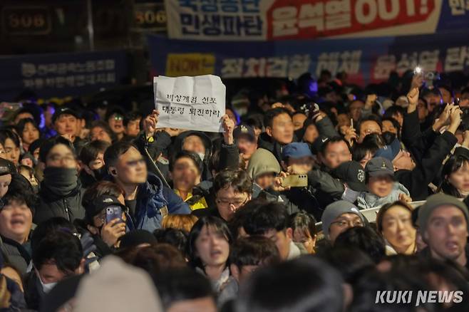 윤석열 대통령이 비상계엄을 선포한 이튿날인 4일 자정쯤 서울 영등포구 여의도 국회 2문 앞에서 시민들이 모여 “계엄철폐, 계엄무효”를 외치고 있다. 사진=유희태 기자 