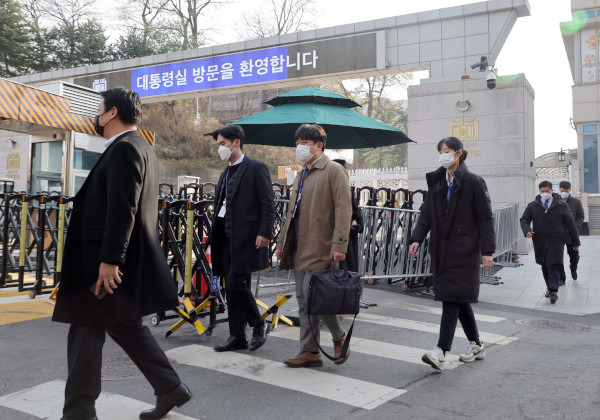 경찰청 국가수사본부 비상계엄 특별수사단 수사관들이 11일 서울 용산구 대통령실로 진입하지 못한 채 돌아가고 있다. 경찰은 대통령실 압수수색을 시도했지만 대통령 경호처 측과 협의가 이뤄지지 않아 압수수색을 진행하지 못했다. 김지훈 기자