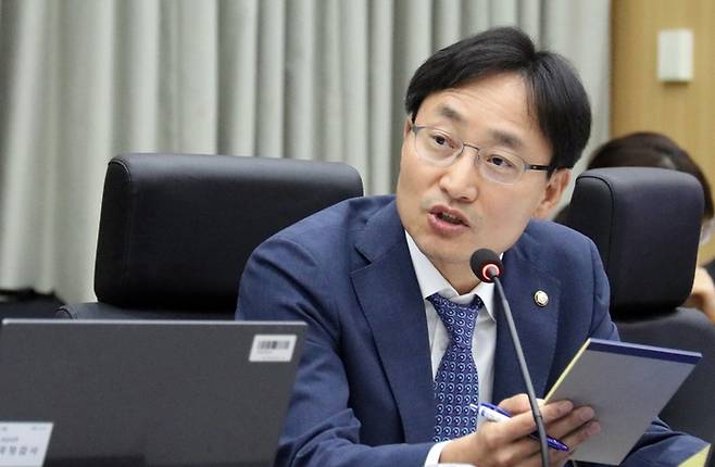 국회 기획재정위원회 소속 더불어민주당 임광현 의원이 18일 정부대전청사 대회의실에서 열린 조달청·관세청·통계청에 대한 국정감사에서 질의하고 있다. [사진출처=연합뉴스]