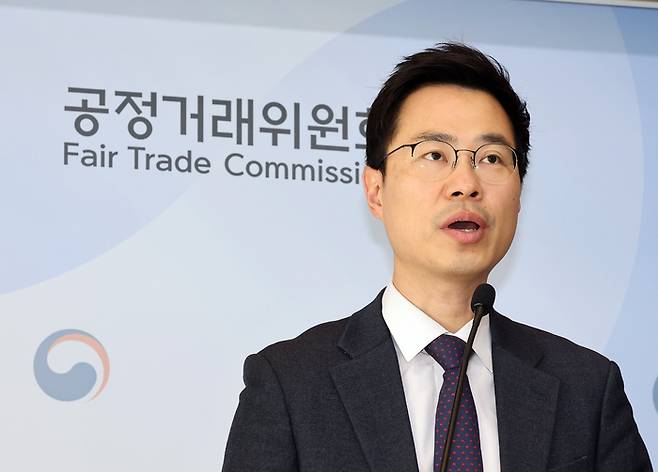 공정거래위원회 구태모 기업결합과장이 12일 오전 정부세종청사에서 대한항공-아시아나항공 기업결합 심사와 관련, 외국 경쟁당국의 심사 완료, 코로나19 상황 종식 등을 고려해 시정조치 내용 중 일부 내용을 변경·구체화하기로 결정했다고 밝히고 있다. 2024.12.12 [사진 = 연합뉴스]