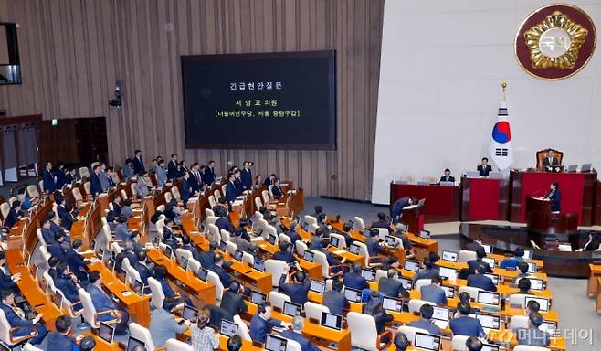 (서울=뉴스1) 안은나 기자 = 한덕수 국무총리와 국무위원들이 11일 오후 서울 여의도 국회에서 열린 제419회국회(임시회) 제1차 본회의에서 서영교 더불어민주당 의원의 윤석열 대통령 위헌적 비상계엄 선포 내란 행위 관련 국민 향한 사과 요구에 고개 숙여 사과를 하고 있다. 2024.12.11/뉴스1  Copyright (C) 뉴스1. All rights reserved. 무단 전재 및 재배포,  AI학습 이용 금지. /사진=(서울=뉴스1) 안은나 기자