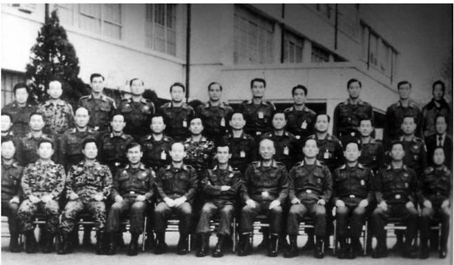 12·12 반란 주역들. 가장 앞줄 왼쪽에서 네 번째 노태우, 다섯 번째 전두환 등이 보인다