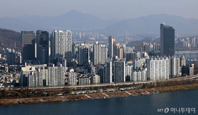 [서울=뉴시스] 김금보 기자 = KB 부동산 월간 주택 가격 동향 시계열에 따르면 올해 서울 아파트 전세가격 상승률은 매매가격보다 2배 이상 높은 것으로 나타났다. 1~11월 서울 아파트 매매가격은 2.6% 올랐지만, 전세가격은 6.3%나 상승했다. 사진은 8일 서울시내 아파트 단지. 2024.12.08. kgb@newsis.com /사진=김금보