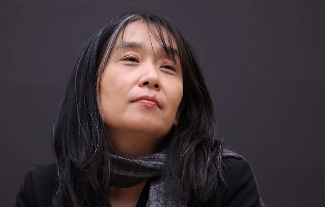 노벨문학상을 수상한 한강이 11일(현지시간) 스웨덴 스톡홀름 스웨덴어판 출판사인 '나투르 오크 쿨투르'에서 열린 한국 기자단과의 기자간담회에 참석하고 있다./사진=뉴스1