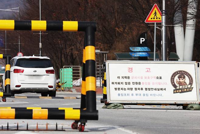 ‘12·3 비상계엄 사태’를 수사하는 검찰이 당시 국회 통제 작전에 투입된 육군 특수전사령부에 대해 11일 강제수사에 나섰다. 지난 11일 오후 압수수색 중인 경기 이천시 특수전사령부 모습  [연합]