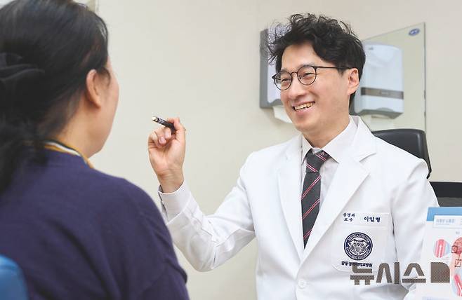 [서울=뉴시스]기온이 떨어지는 겨울철에는 혈관의 수축으로 혈압이 상승해 뇌혈관이 막히거나(뇌경색) 터지는(뇌출혈) 뇌졸중 환자가 늘어난다. 뇌졸중의 주원인인 무증상 경동맥협착증은 특별한 증상이 없어 방치하는 경우가 많은데, 협착이 심해지면 뇌경색이 나타날 수 있어 주의해야 한다. (사진= 강동경희대병원 제공) 2024.12.11. photo@newsis.com.