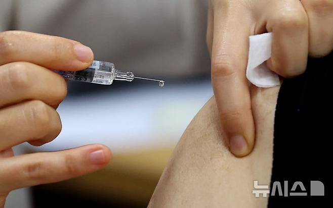 [대구=뉴시스] 이무열 기자 = 고위험군 대상으로 독감 무료 예방접종이 시작된  지난 10월 11일 대구 달서구 대구보훈병원을 찾은 어르신이 접종을 받고 있다. (해당 사진은 기사와 직접 관련이 없습니다.)2024.10.11. lmy@newsis.com