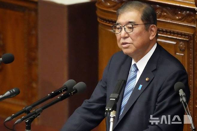 [도쿄=AP/뉴시스]이시바 시게루(石破茂) 일본 총리는 김정은 북한 국무위원장과의 회담이 필요하다며 북일 정상회담에 의욕을 나타냈다. 사진은 이시바 총리가 지난달 29일 임시국회에서 소신표명 연설을 하고 있는 모습. 2024.12.12.