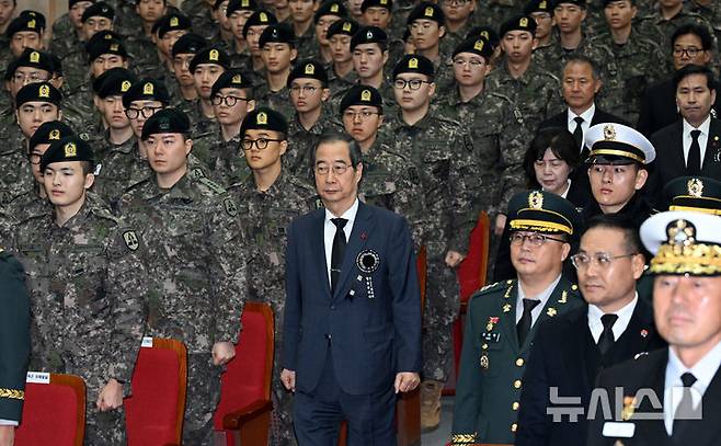 [서울=뉴시스] 이영환 기자 = 한덕수 국무총리가 12일 오전 서울 동작구 국립서울현충원 현충관에서 열린 2024년 6.25 전사자 합동봉안식에 참석하고 있다. (공동취재) 2024.12.12. photo@newsis.com