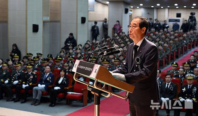 [서울=뉴시스] 이영환 기자 = 한덕수 국무총리가 12일 오전 서울 동작구 국립서울현충원 현충관에서 열린 2024년 6.25 전사자 합동봉안식에 참석해 추모사를 하고 있다. (공동취재) 2024.12.12. photo@newsis.com