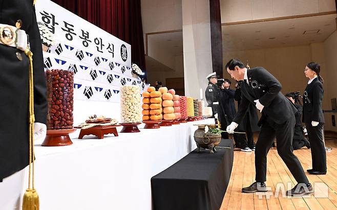 [서울=뉴시스] 이영환 기자 = 김선호 국방부 장관 직무대행이 12일 오전 서울 동작구 국립서울현충원 현충관에서 열린 2024년 6.25 전사자 합동봉안식에 참석해 헌화를 하고 있다. (공동취재) 2024.12.12. photo@newsis.com