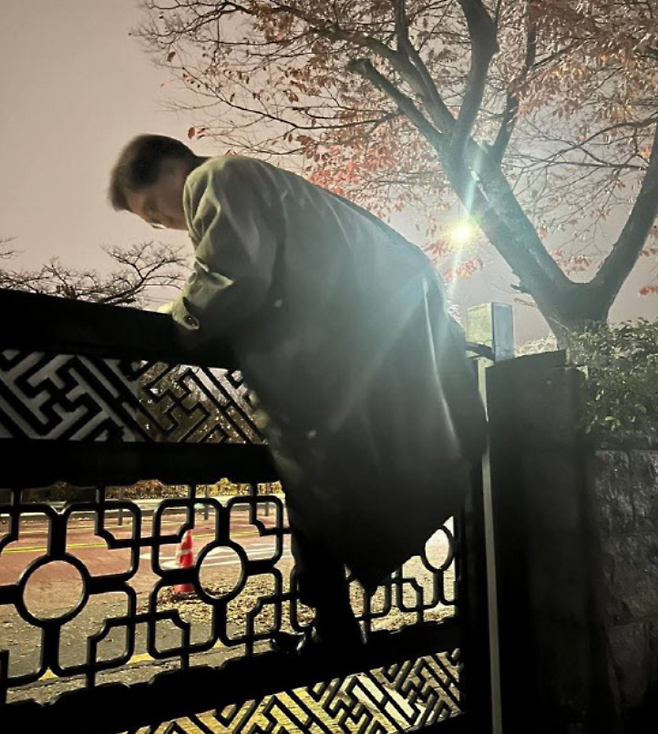 ▲국회를 에워싼 경찰을 피해 철문을 넘고 있는 우원식 국회의장 (사진 제공: 국회의장실)