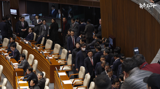 ▲윤석열 대통령에 대한 탄핵안 표결이 이뤄진 지난 7일, 국민의힘 의원 108명 중 105명은 표결을 거부하고 집단 퇴장하며 해당 안건을 폐기시켰다.