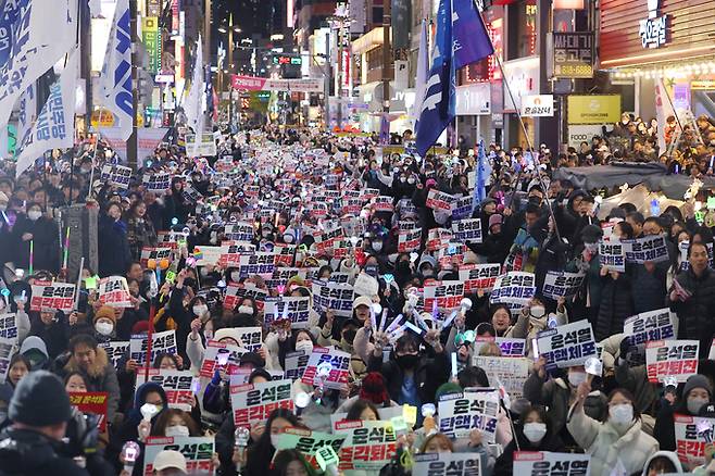 지난 8일 오후 부산 서면 젊음의거리 일대에서 열린 윤석열즉각퇴진부산시민대회에서 참가자들이 구호를 외치고 있다. 부산=연합뉴스