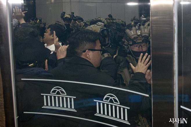12월3일 국회 본청 앞에서 진입하려는 계엄군과 이를 막으려는 국회 보좌진이 대치하고 있다. ⓒ시사IN 박미소