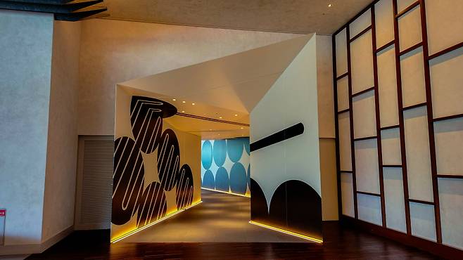 라커룸과 로비를 연결하는 통로