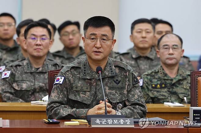 답변하는 박안수 육군총장 (서울=연합뉴스) 김주성 기자 = 계엄사령관 역할을 했던 박안수 육군참모총장이 10일 국회 국방위원회 전체회의에서 계엄 경위 등과 관련한 질의에 답하고 있다. 2024.12.10 utzza@yna.co.kr