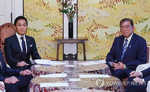 이시바 일본 총리(오른쪽)와 다마키 국민민주당 대표 [지지 AFP 연합뉴스 자료사진. 재판매 및 DB 금지]