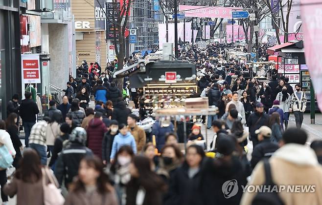 붐비는 서울 명동 거리 [연합뉴스 자료사진]