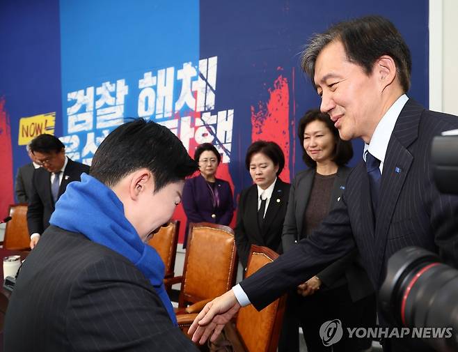 인사하는 조국 전 대표와 김재원 의원 (서울=연합뉴스) 류영석 기자 = '자녀 입시 비리'와 '청와대 감찰 무마' 등 혐의로 대법원에서 징역 2년이 확정된 조국혁신당 조국 대표가 12일 오후 서울 여의도 국회에서 조국혁신당 김재원 의원과 인사하고 있다. 2024.12.12 ondol@yna.co.kr