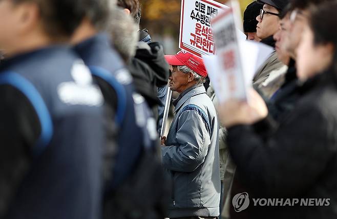 ‘의료 민영화 추진하는 정부 규탄한다’ (서울=연합뉴스) 윤동진 기자 = 19일 오전 서울 용산 대통령실 인근에서 무상의료운동본부 등의 주최로 열린 ‘의료 민영화 추진하는 윤석열 정부 규탄 기자회견’에서 참석자들이 관련 손피켓을 들고 있다. 2024.11.19 mon@yna.co.kr