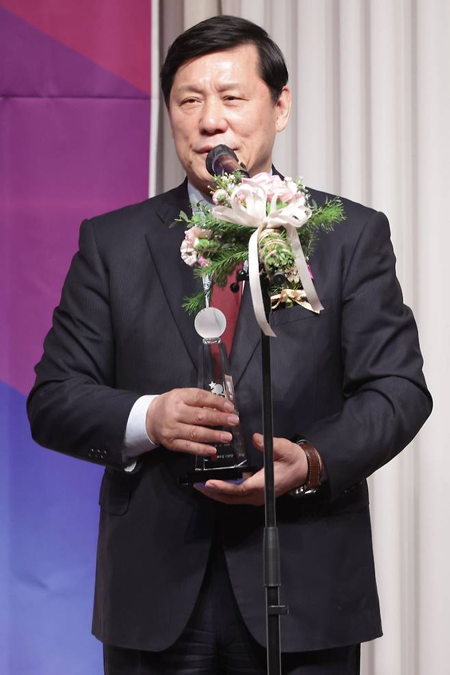 허구연 한국야구위원회 총재가 ‘2024 뉴트리디데이 일구상 시상식’에서 일구대상 수상 소감을 말하고 있다. 사진 | 연합뉴스