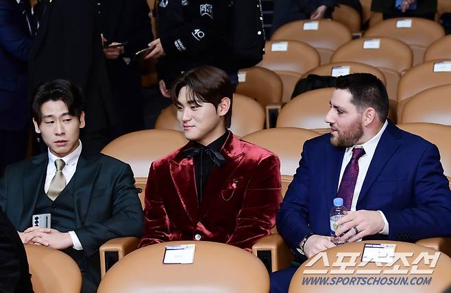 13일 오후 서울 삼성동 코엑스 오디토리움에서 2024 KBO골든글러브 시상식이 열렸다. 시상식에 참석한 KIA 박찬호, 김도영, LG 오스틴. 코엑스=송정헌 기자songs@sportschosun.com/2024.12.13/