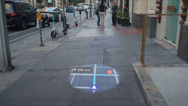 구글 안드로이드 XR가 탑재된 스마트 안경에서 구글 지도가 방향을 알려주는 모습./구글