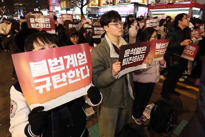 전국 대학 총학생회 공동행동이 13일 오후 서울 서대문구 연세로에서 집회를 열고 윤석열 대통령 퇴진을 요구하고 있다. /연합뉴스