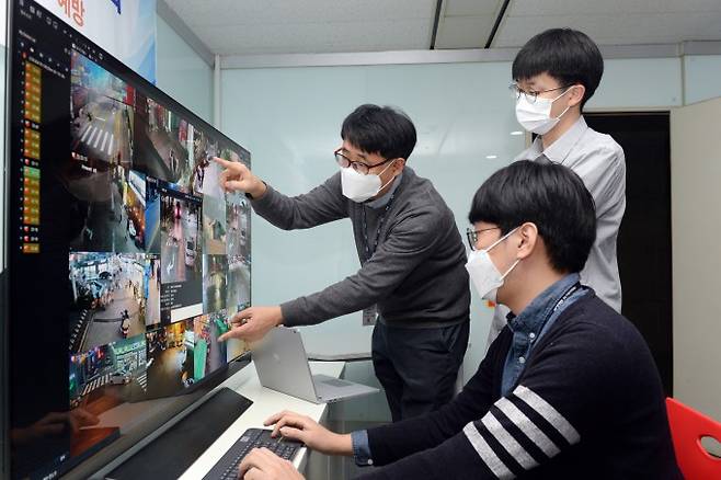 한국전자통신연구원(ETRI) 연구진이 시각지능기술에 대해 논의하고 있다. ETRI 제공