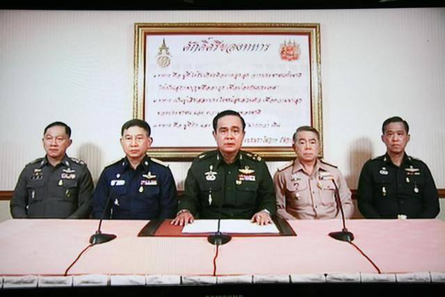 태국 육군참모총장이던 쁘라윳 짠오차(가운데) 현 태국 총리가 2014년 5월 22일 군부 쿠데타의 당위성을 국민들에게 설명하고 있다. 방콕포스트 캡처
