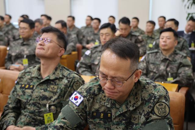 지난 10일 오후 국회 국방위원회 전체회의에서 이상현 1공수여단장을 비롯한 군 장성들이 계엄 당시 군에 대한 질타가 이어지자 침통한 표정을 짓고 있다. 연합뉴스