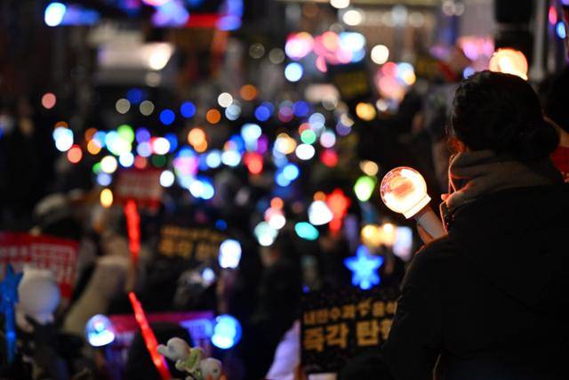 11일 국회 앞에서 윤석열 대통령 탄핵 촉구 촛불집회가 열린 가운데 한 시민이 응원봉을 들고 윤 대통령의 탄핵을 촉구하고 있다. 박시몬 기자