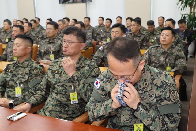 지난 10일 서울 여의도 국회 국방위원회에 출석한 이상현 1공수여단장(오른쪽)을 비롯한 군 장성들이 계엄 당시 군에 대한 질타가 이어지자 침통한 표정을 짓고 있다. 연합뉴스