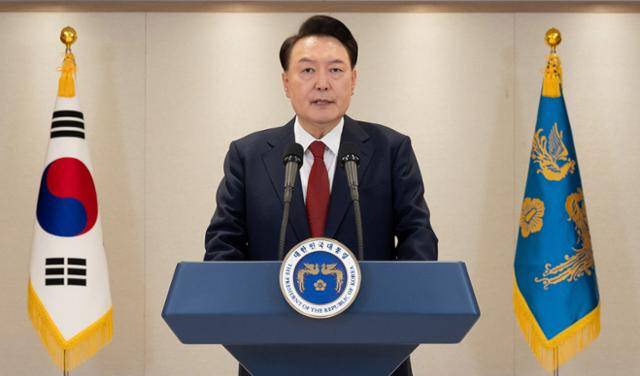 윤석열 대통령이 12일 서울 용산 대통령실에서 12·3 불법계엄 사태에 관한 대국민 담화를 하고 있다. 대통령실 제공