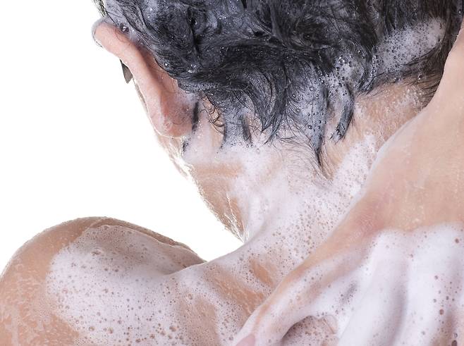 지나치기 쉬운 귀 뒤, 배꼽, 발가락 사이, 손톱 밑을 제대로 씻지 않으면 악취가 날 수 있다./사진=클립아트코리아