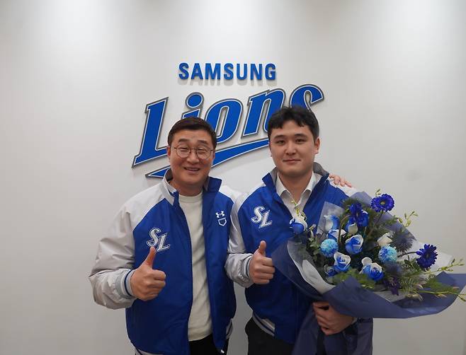 삼성으로 이적한 최원태(오른쪽)와 이종열(왼쪽) 단장. 삼성 제공