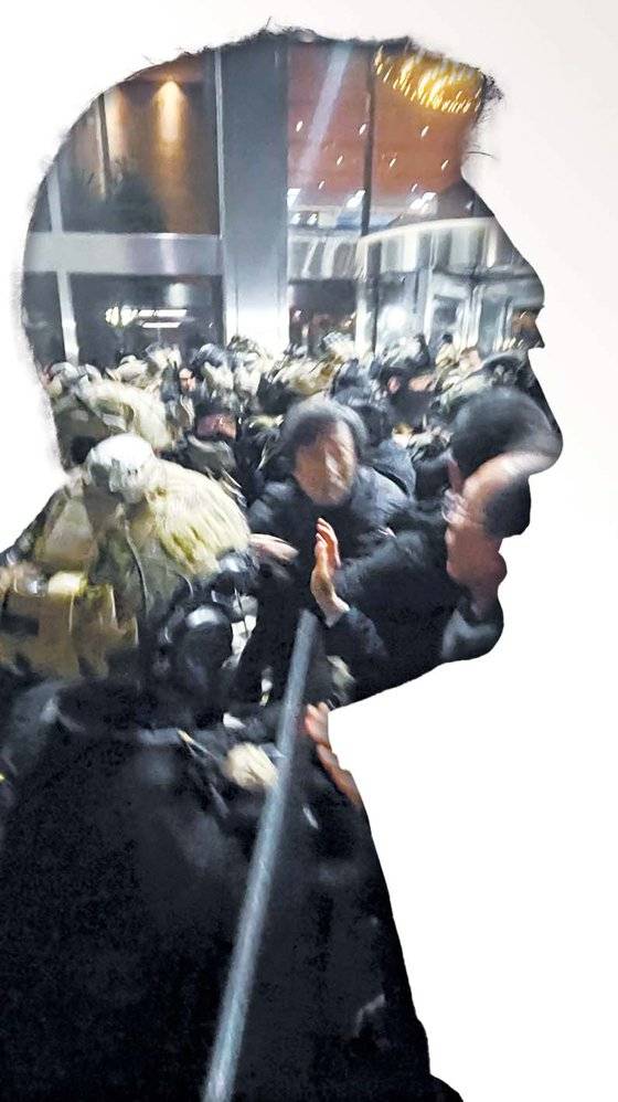 지난 4일 윤석열 대통령이 긴급 대국민 담화를 통해 비상계엄령을 발표한 가운데 서울 여의도 국회 앞에서 군인들이 국회 안으로 진입을 시도하고 있다. 뉴시스