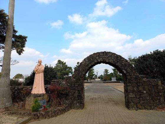 제주도 서귀포시 대정성지 안에 조성된 정난주 마리아 묘역. 황사영의 아내이자 가톨릭 순교자인 정명련의 묘가 안치돼 있다. [사진 이숙인, 한국학중앙연구원]