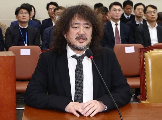 방송인 김어준씨가 13일 오전 서울 여의도 국회에서 열린 과학기술정보방송통신위원회 전체회의에 출석해 계엄 사태 당시 암살 제보와 관련해 폭로하고 있다. 뉴스1