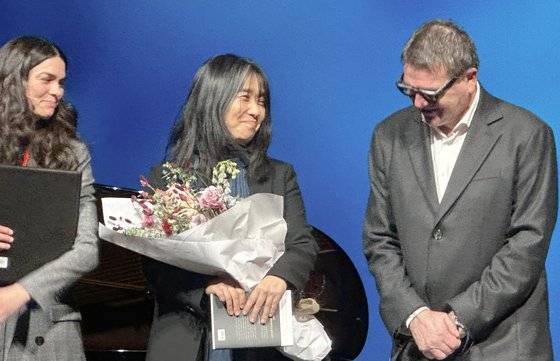 12일(현지시간) 노벨문학상 수상자 한강이 스웨덴 스톡홀름 왕립연극극장에서 열린 '노벨 낭독의 밤' 행사에서 기념 촬영하고 있다. 연합뉴스