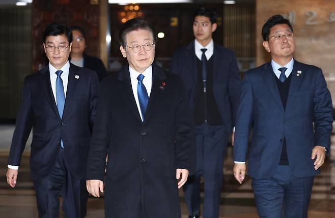 더불어민주당 이재명 대표가 11일 서울 여의도 국회 본회의장으로 향하고 있다. 연합뉴스