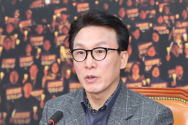 김민석 더불어민주당 수석최고위원이 8일 오전 서울 여의도 국회에서 열린 기자간담회에서 한덕수 국무총리와 국민의힘 한동훈 대표의 공동담화와 관련한 질문에 답하고 있다. 연합뉴스