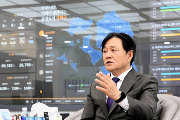 박용철 인천 강화군수가 젊은 강화군을 만들기 위한 계획을 설명하고 있다. 조병석기자