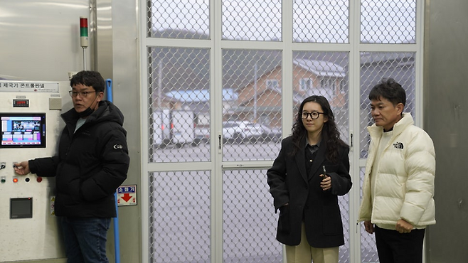 공장 원리를 설명하는 장연수 대표 / 사진= 조형주 여행+ PD